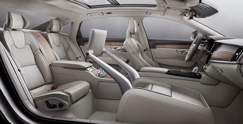 Interior de automóvil con asientos de cuero claro
